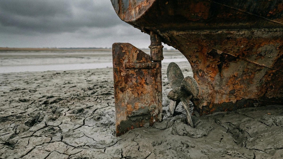 Обмеление рек Жайык и Кигаш перекрыло судам выход в Каспийское море