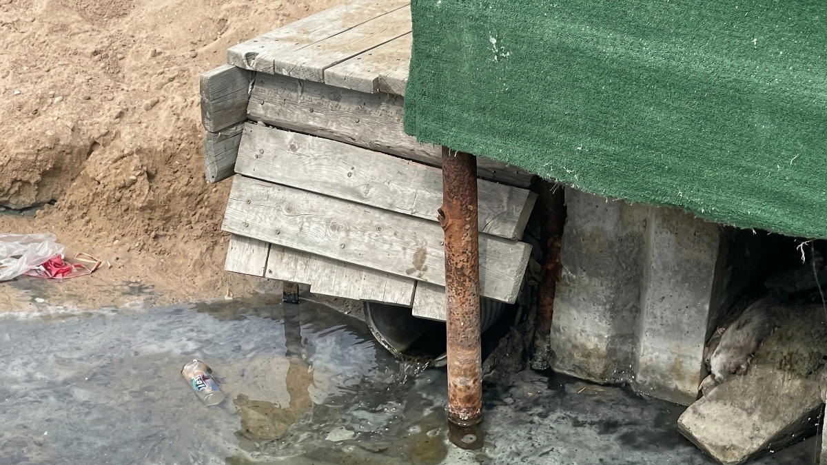 Загадочная труба: в Актау расследуют сброс в Каспий неизвестной жидкости