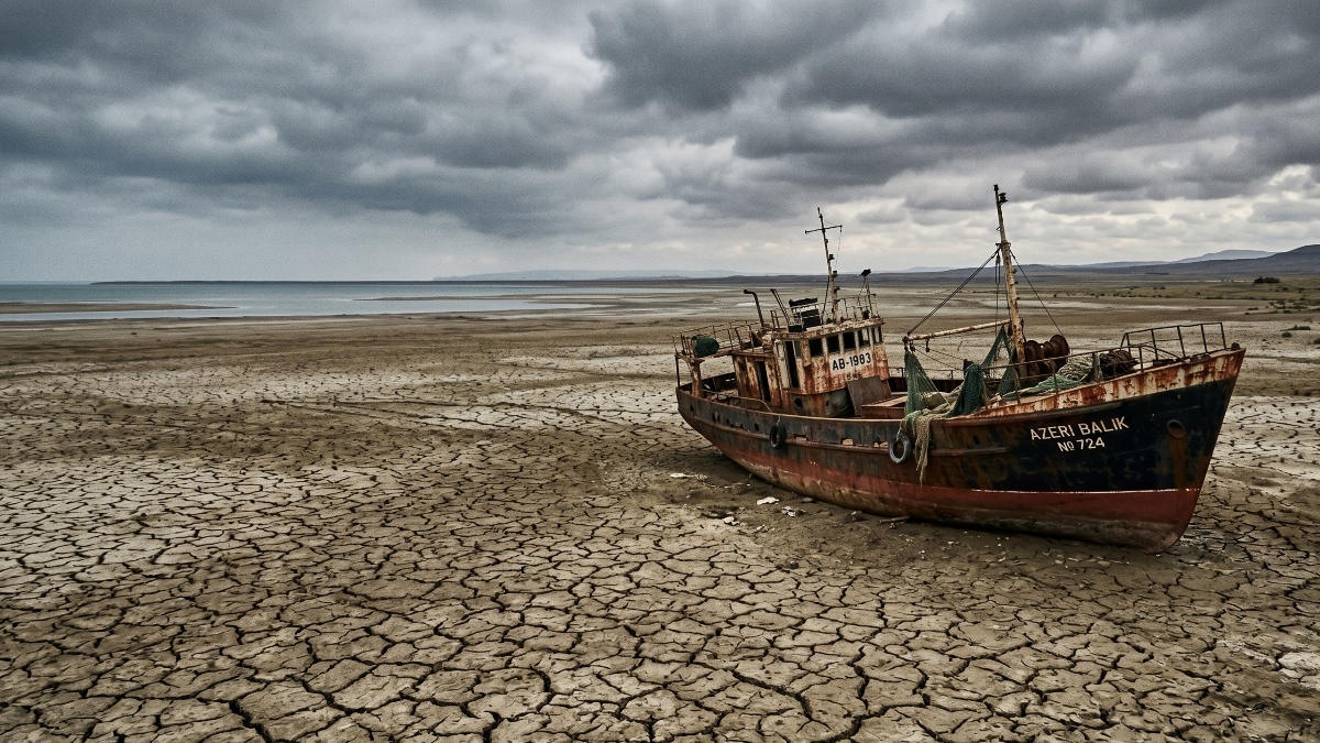 Каспий теряет воду: страны региона ищут способы спасти море